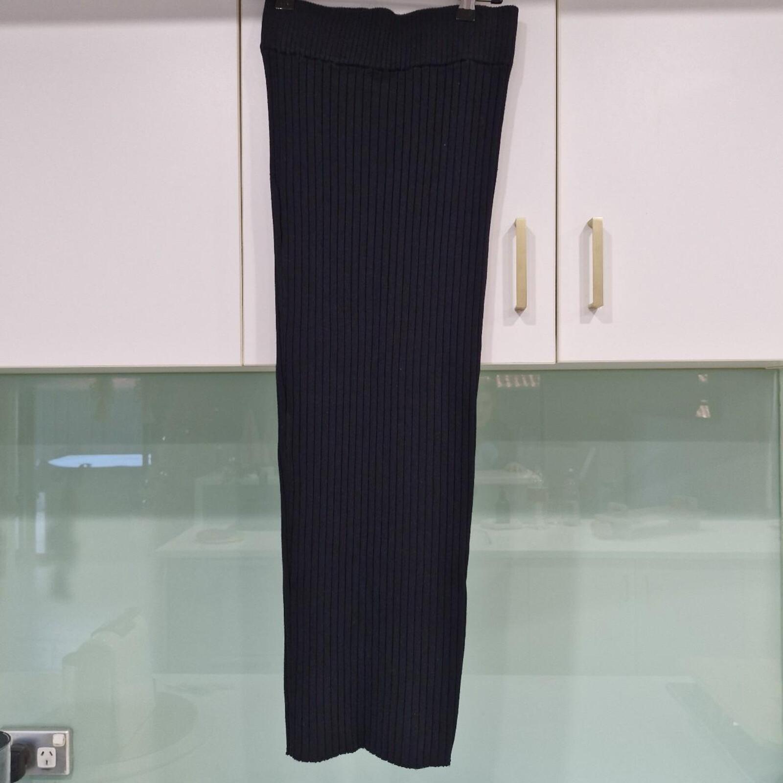 HENNE black maxi ribbed skirt
