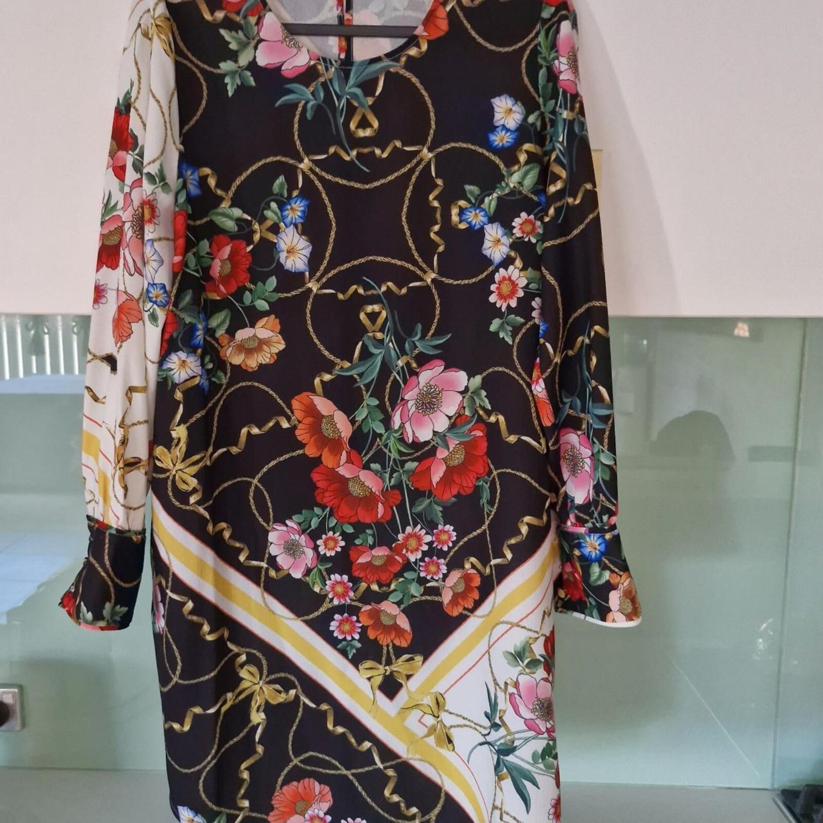 Decjuba Multi-coloured floral dress with long sleeves 12